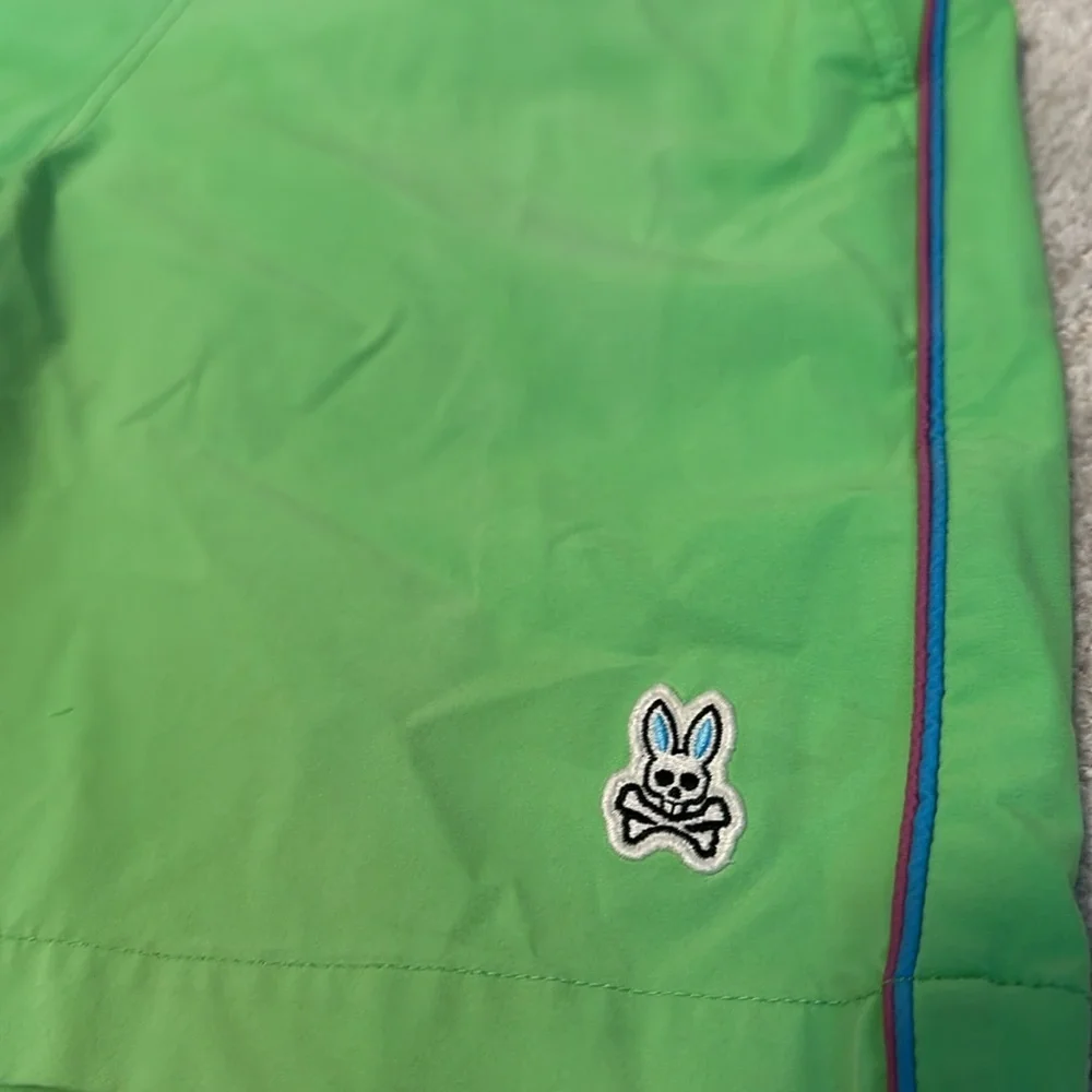 Psycho bunny swim trunk. Side pockets and Velcro pocket on the back.